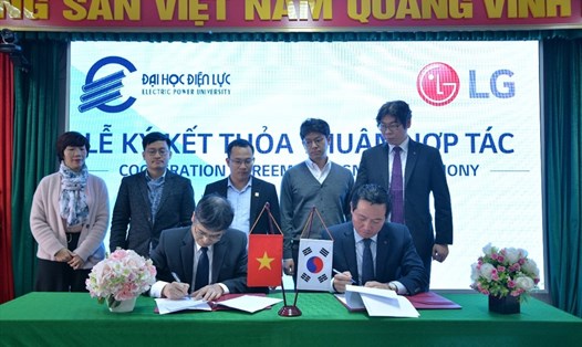TS. Trương Huy Hoàng ký kết thỏa thuận hợp tác với Công ty LG Việt Nam.