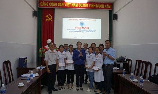 Chủ tịch CĐ Y tế VN Phạm Thanh Bình trao quà cho NLĐ tại Trung tâm Pháp y Tâm thần khu vực Tây Nam Bộ.