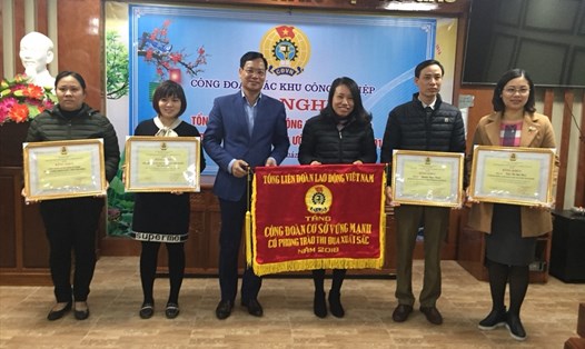 Đồng chí Nguyễn Thái Dương - Phó chủ tịch LĐLD tỉnh tặng cờ của Tổng LĐLĐVN cho các tập thể, cá nhân.