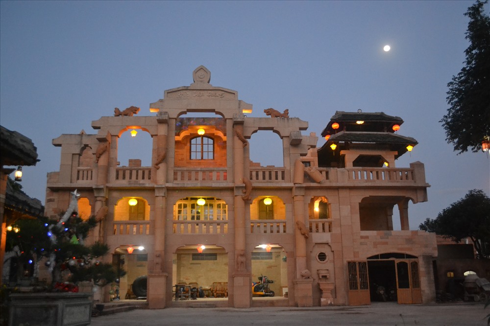 Buổi tối, "cung điện" hiện lên thật đẹp, lung linh dưới ánh điện và ánh trăng. Ảnh: Châu Tường