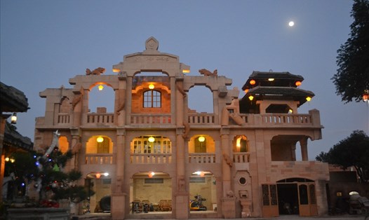 Buổi tối, "cung điện" hiện lên thật đẹp, lung linh dưới ánh điện và ánh trăng. Ảnh: Châu Tường