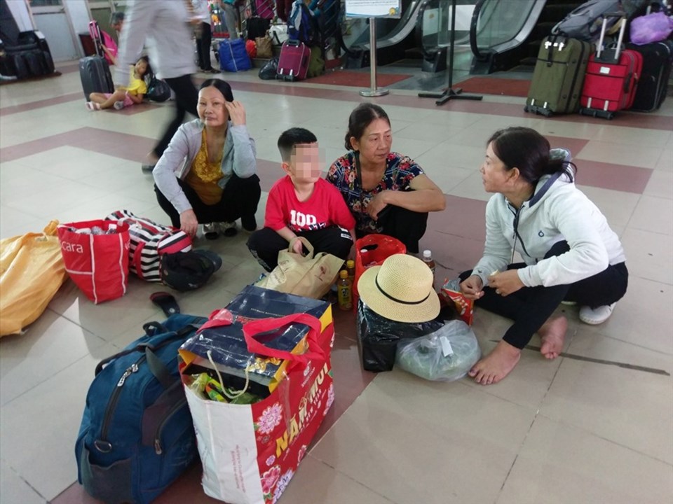 Nhiều hành khách ngồi chờ dưới nền nhà ga Sài Gòn. Ảnh: M.Q Nhiều hành khách ngồi chờ dưới nền nhà ga Sài Gòn. Ảnh: M.Q