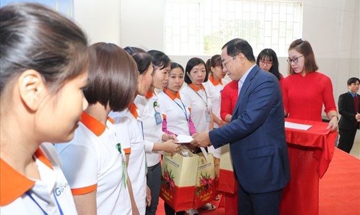 Đồng chí Đào Việt Trung – Uỷ viên Trung ương Đảng, Chủ nhiệm Văn phòng Chủ tịch Nước - tặng quà Tết cho CNLĐ.