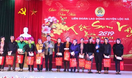 Trao quà tại Chương trình Tết sum vầy do LĐLĐ huyện Lộc Hà tổ chức