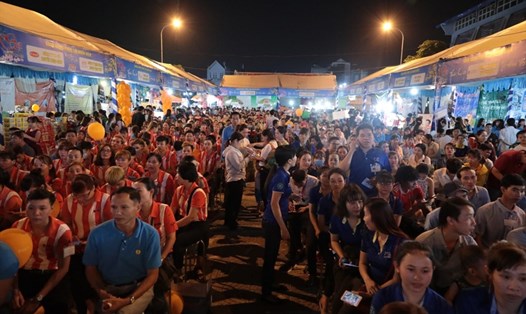 Hàng nghìn công nhân tham dự chương trình Tết sum vầy tại Bình Dương tối 25.1 - ảnh Trường Sơn