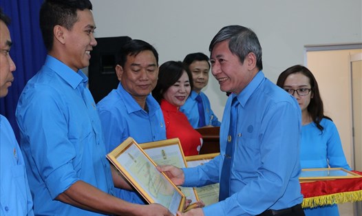 Đồng chí Trần Thanh Hải, Phó Chủ tịch Thường trực Tổng Liên đoàn Lao động Việt Nam tặng bằng khăn cho các cá nhân đạt thành tích xuất sắc năm 2018. 