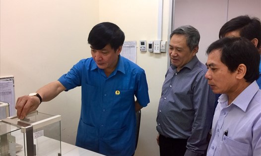 Chủ tịch Bùi Văn Cường tham qua Phòng Cân phân tích mẫu bụi tại Phân viện Khoa học An toàn Vệ sinh lao động và Bảo vệ Môi trường Miền Nam 