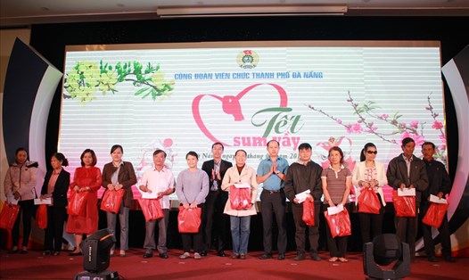 CĐ Viên chức Đà Nẵng trao 340 suất quà trong chương trình “Tết sum vầy” 2019. Ảnh: XH