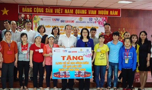 Bà Nguyễn Thị Phượng - Phó Tổng giám đốc Agribank - trao vé xe cho công nhân Công ty PouYuen.