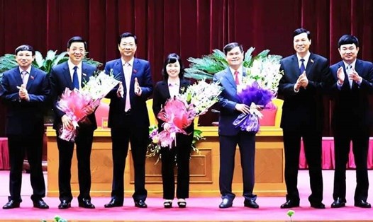 Thường trực Tỉnh ủy Quảng Ninh tặng hoa, chúc mừng các cá nhân được HĐND tỉnh nhất trí bầu giữ các chức vụ mới. Ảnh: N.H