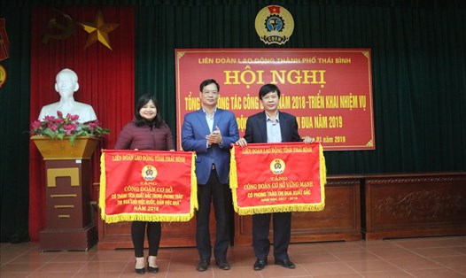 Phó Chủ tịch LĐLĐ tỉnh Thái Bình Nguyễn Thái Dương trao cờ thi đua của LĐLĐ tỉnh cho các tập thể.
