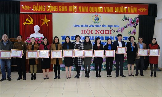 Chủ tịch CĐ Viên chức tỉnh Thái Bình Trần Thị Thu Minh trao bằng khen cho các tập thể, cá nhân.