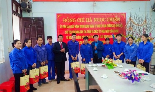 Đồng chí Hà Ngọc Chiến (thứ năm, từ trái qua) - Ủy viên Trung ương Đảng, Chủ tịch Hội đồng Dân tộc của Quốc hội - tặng quà Tết cho CNLĐ.