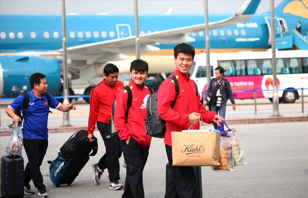 Duy Mạnh còn chu đáo mua rất nhiều loại bánh để làm quà cho gia đình, bạn bè. Quang Hải thì liên tục cười tươi thân thiện. Tại Asian Cup 2019, Hải "con" có pha sút phạt tuyệt đẹp vào lưới Yemen ở lượt trận cuối vòng bảng, được CĐV bình chọn là bàn thắng đẹp nhất vòng bảng.