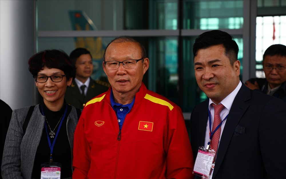 Vừa đáp chuyến bay về Hà Nội sau VCK Asian Cup 2019, HLV Park Hang-seo đã tới SVĐ Hàng Đẫy dự khán trận giao hữu của ĐT U22 Việt Nam với U22 Ulsan Huyndai. Ảnh: Đ.H