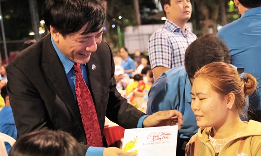 Chủ tịch Tổng LĐLĐ VN Bùi Văn Cường tặng quà cho gia đình CN tham gia "Tết sum vầy" cấp Tổng liên đoàn tại TPHCM
