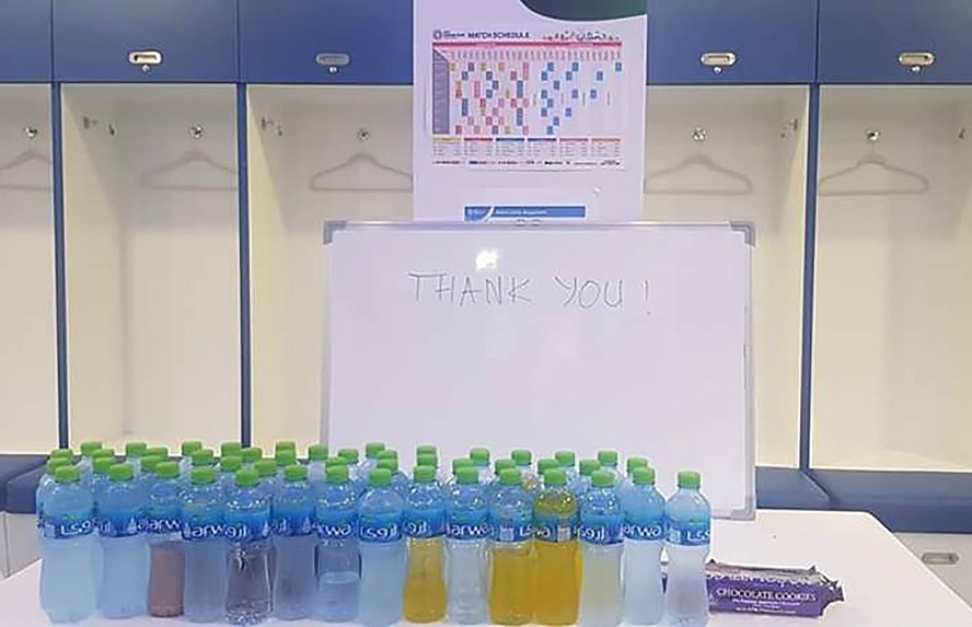 Tuyển thủ Việt Nam viết lời cảm ơn. Ảnh: Nhật Đoàn.