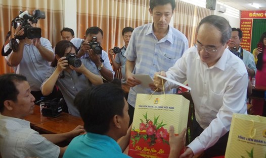 Ông Nguyễn Thiện Nhân trao quà tết cho công nhân lao động