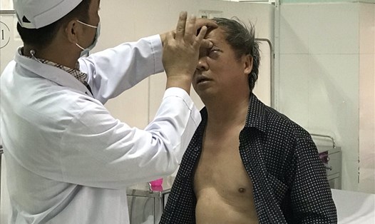 Nhà báo Hoàng Đình Chiểu nhập viện với khuôn mặt sưng vù. 