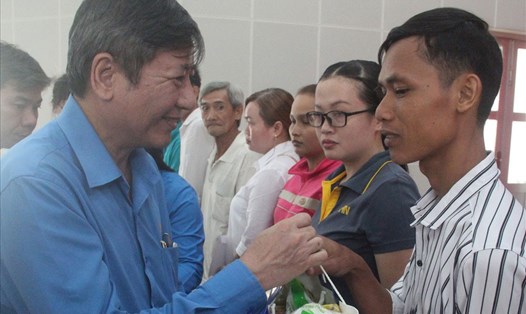 Đồng chí Trần Thanh Hải, Phó Chủ tịch Thường trực Tổng LĐLĐ Việt Nam trao quà cho công nhân lao động