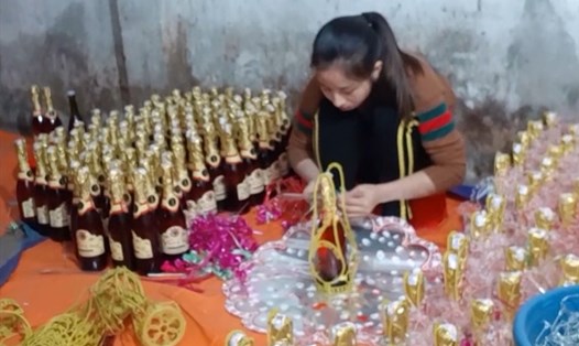 Rượu vang siêu tốc, siêu rẻ tại cơ sở của bà Nguyễn Thị Hoa.