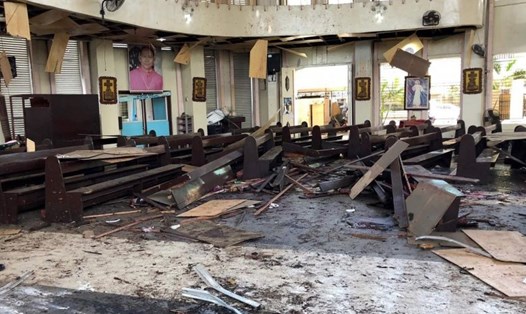 Vụ nổ đầu tiên bên trong nhà thờ ở Jolo, tỉnh Sulu, miền nam Philippines. Ảnh: AFP