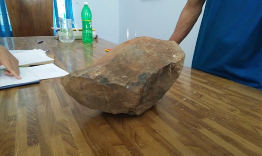 Hòn đá mà các đối tượng dùng ném vào người nhà báo Hoàng Đình Chiểu.