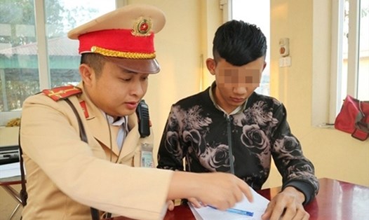Tài xế Trần Văn Vương được phát hiện dương tính với ma túy khi đang lái xe. Ảnh: CATH