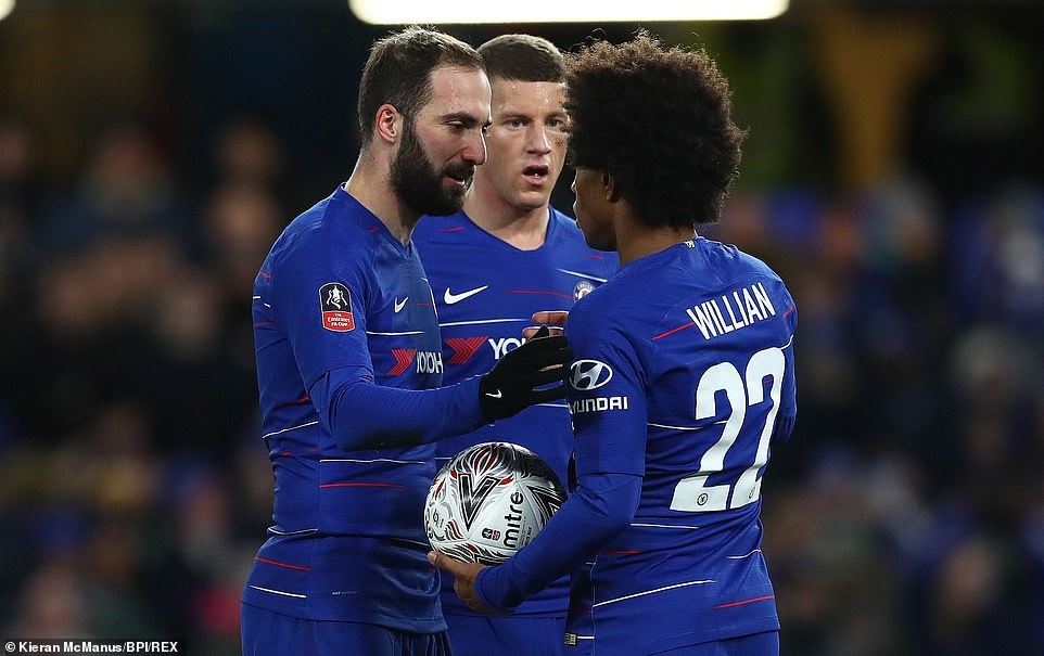 Higuain (trái) đã nhường cơ hội đá phạt đền cho Willian (phải). Ảnh: REX