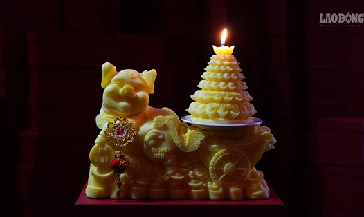 Các mẫu nến thờ hình Lợn đa dạng về kích thước, kiểu dáng với màu vàng bắt mắt có giá cả phong phú giao động từ 200.000 đồng đến trên 1.000.000 đồng/ bộ sản phẩm. 