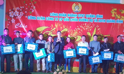 Ông Trần Văn Luận - Chủ tịch CĐ Ngành GTVT Quảng Bình - trao quà cho người lao động. Ảnh: Lê Phi Long