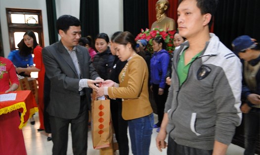 Đồng chí Bùi Xuân Vinh - Chủ tịch LĐLĐ tỉnh Thái Bình - tặng quà Tết cho CNLĐ.