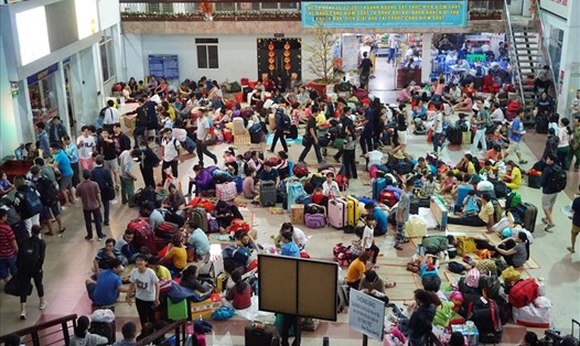 Hành khách đợi tàu về tết tại Ga Sài Gòn.  Ảnh: M.Q