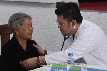 Bác sĩ trẻ khám bệnh cấp thuốc miễn phí cho người cao tuổi dịp Tết.
