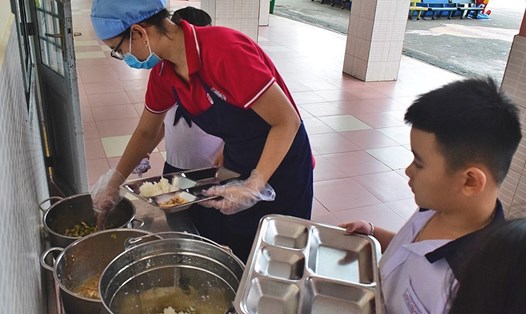 Chất lượng bữa trưa bán trú tại nhiều trường tiểu học vẫn chưa đảm bảo chất lượng dinh dưỡng (ảnh: AT).