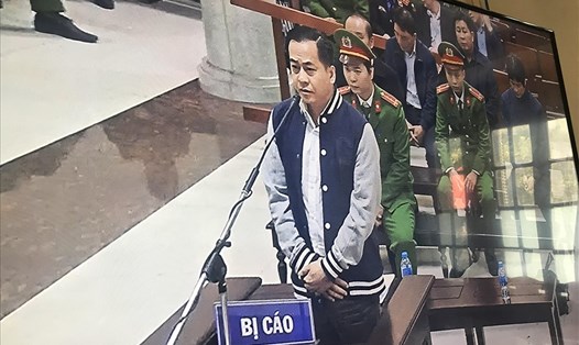 Bị cáo Phan Văn Anh Vũ tại tòa. Ảnh chụp qua màn hình tivi. 