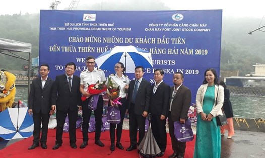 Lãnh đạo ngành du lịch Thừa Thiên - Huế tặng hoa cho những du khách hàng hải đầu tiên.