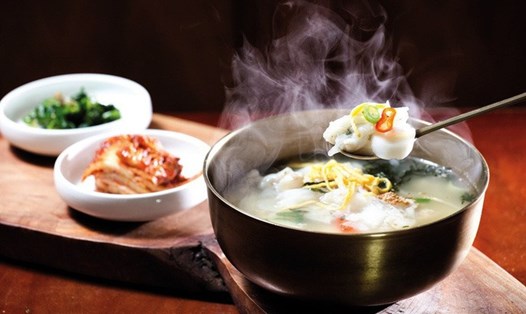 Canh bánh gạo (Tteok kuk) là món ăn truyền thống lâu đời và đặc trưng của ẩm thực Hàn Quốc. 