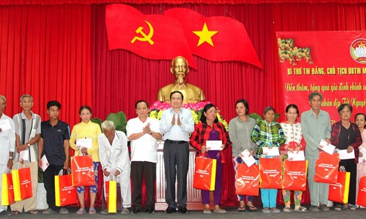 Bí thư Trung ương Đảng, Chủ tịch Ủy ban Trung ương MTTQVN Trần Thanh Mẫn trao quà Tết cho các gia đình chính sách, hộ nghèo