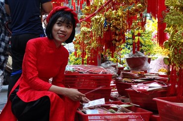 Chị  Nguyễn Kim Tuyến (quận Thủ Đức) đang lựa bao lì xì đỏ và những vật dụng trang trí tết. 