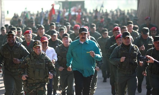Tổng thống Nicolas Maduro tham gia diễn tập cùng quân đội Venezuela hôm 27.1. Ảnh: EPA