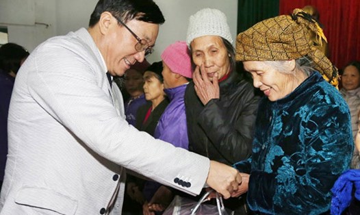 Tổng GĐ Ngân hàng CSXH Dương Quyết Thắng trao quà Tết tới các hộ nghèo, gia đình chính sách trên địa bàn huyện Nguyên Bình (Cao Bằng). Ảnh: PV