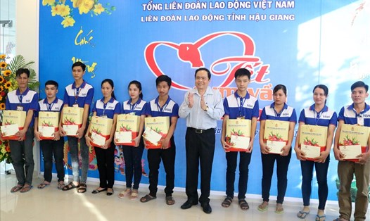 Đồng chí Trần Thanh Mẫn trao quà tết cho CNLĐ