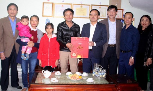 Chủ tịch CĐ TKV Lê Thanh Xuân tặng quà CNLĐ tiêu biểu Cty than Quang Hanh đầu năm mới 2019. Ảnh: T.N.D