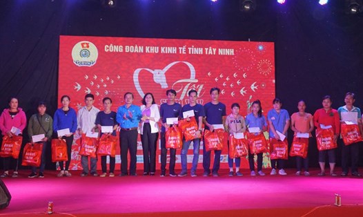 Lãnh đạo LĐLĐ tỉnh Tây Ninh và lãnh đạo UBND huyện Gò Dầu trao tặng quà cho CNLĐ có hoàn cảnh khó khăn, bị tai nạn lao động. Ảnh: P.V
