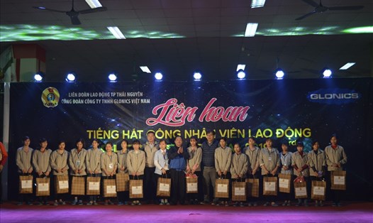 Đồng chí Nguyễn Doãn Dũng – Chủ tịch LĐLĐ TP. Thái Nguyên (giữa) - trao quà cho đoàn viên có hoàn cảnh khó khăn.