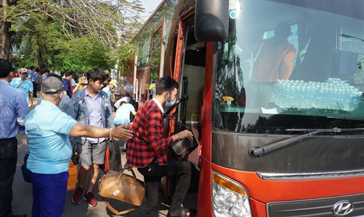 Hành khách mua vé đi tàu SE22 từ ga Sài Gòn lên ô tô ra ga Bình Thuận lên tàu.  Ảnh: Minh Quân