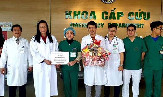 PGS.TS Phạm Thanh Bình (bìa trái) - Chủ tịch CĐ Y tế VN - tặng quà Tết cho đoàn viên, người lao động Khoa cấp cứu Bệnh viện Bệnh nhiệt đới Trung ương.