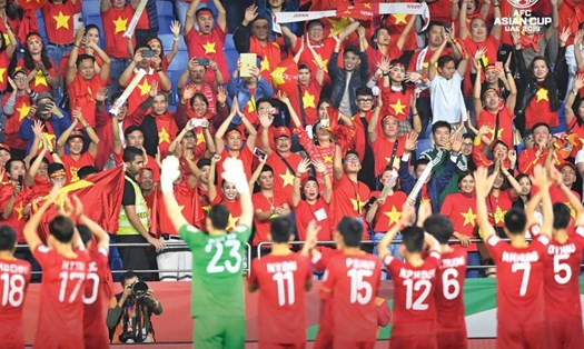 Các tuyển thủ Việt Nam chào cảm ơn CĐV sau trận thua Nhật Bản. Thất bại nhưng ai ai cũng thấy tự hào vì tinh thần cống hiến quên mình của "Những ngôi sao vàng".