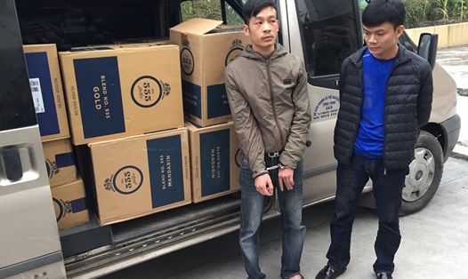 Gần 33.000 bao thuốc lá nhập lậu được 2 đối tượng vận chuyển trên xe khách bị công an bắt giữ. Ảnh: Tuấn Hương